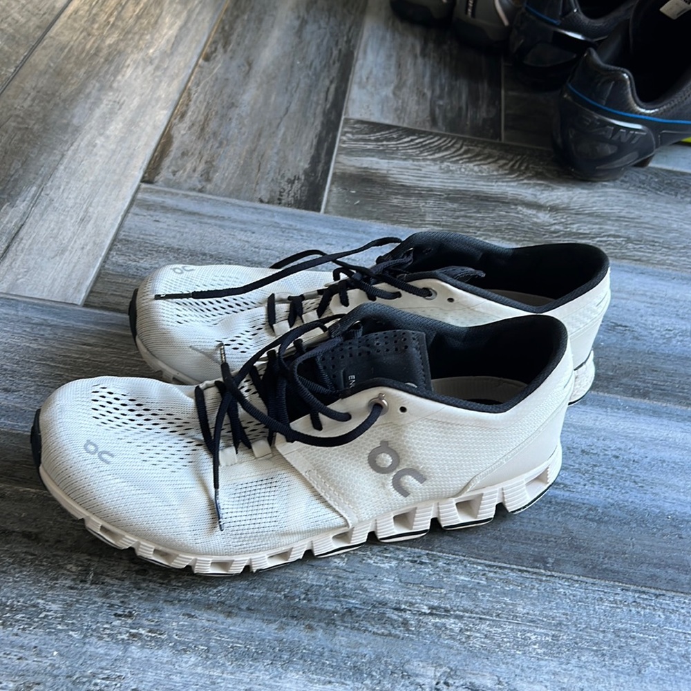 Women’s lace-up On Clouds